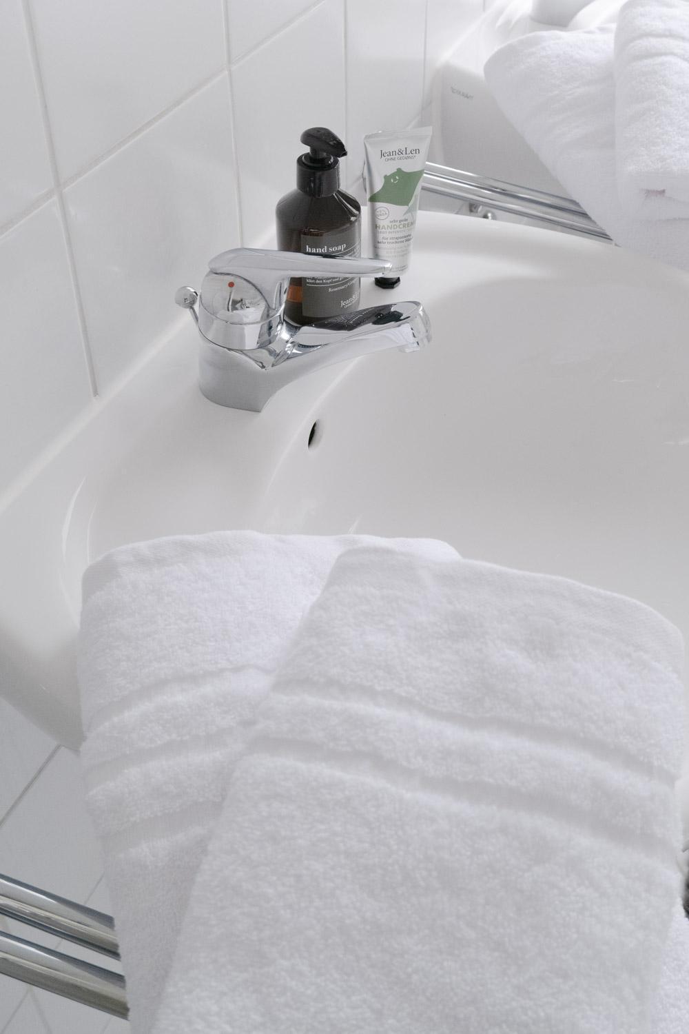 Bella Casa - Business&Family - 2 Zimmer Direkt Neben Schloss, Parkplatz, Smarttv, Netflix, Waschmaschine, 24H Checkin, 71Qm, Kingsizebett, Hotelbettwaesche Ludwigsburg Exterior photo